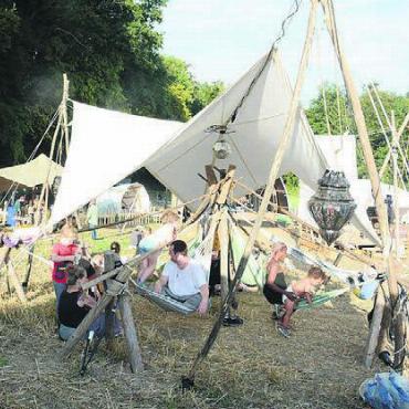 Wochenende voller Liebe - Das Schlaraffenland als beliebte Oase im Festivaltrubel.