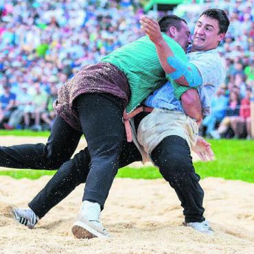 «Das ist riesig» - Attraktiv, intensiv, sackstark. Joel Strebel (links) und Werner Schlegel lieferten sich im ersten Gang ein tolles Duell. Bilder: Freshfocus / zg