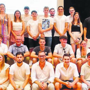 Das Leben ist ein Schulhaus - Die jungen Lehrabgänger sind die Hauptpersonen des Abends. Ihre Leistungen in den letzten Monaten wurden mit dem «Lehrlings-Award» nochmals gewürdigt. Bilder: Susanne Schild