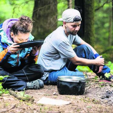 Überleben in der Natur - Allein in der Natur: Das Paar hat acht spannende und lehrreiche Tage hinter sich. Bilder: SRF / Severin Nowacki