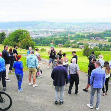 Herrliche «Sightseeingtour» - Halt auf dem höchsten Punkt: auf dem Sandbühl (712 Meter über Meer). «Die zentrale Radroute bis nach Seengen macht Villmergen zur Seeanstösser-Gemeinde», sagt Gemeindeammann Ueli Lütolf. Bilder: Hans Rechsteiner