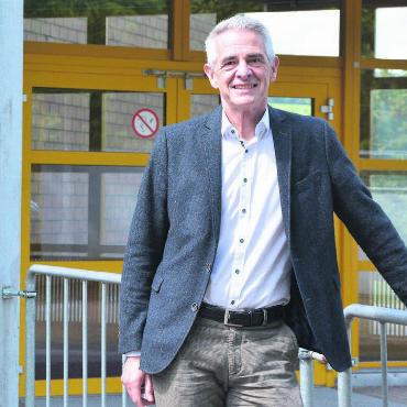 Ganz vieles erreicht - Christoph Allemann vor der Dreifachturnhalle Bachmatten. Hier wird er weiterhin oft anzutreffen sein. Bild: Annemarie Keusch