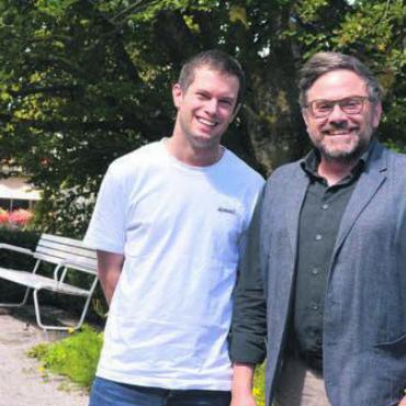 Wie zwei unterschiedliche Beizen - Sie reden über Gemeinsamkeiten und Gegensätze: Philip Nussbaumer (Evangelische Gemeinde, links) und Karl Scholz (katholische Kirche). Bild: ake