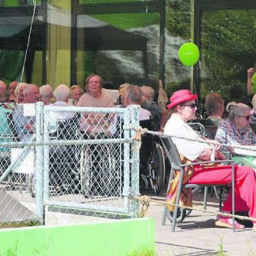 Nüsse und ganz viel Spass gefunden - Viele Bewohnerinnen und Bewohner des Alterszentrums Obere Mühle genossen auf dem Gartensitzplatz das Wetter, das bunte Treiben und die Musik der Gruppe «Rostfrei».