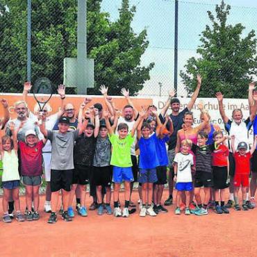 Von wegen Sommerpause - Das Generationenturnier bringt Jung und Alt zusammen, denn jedes Kind spielt mit einem (verwandten) Erwachsenen. Dabei kommt auch der Spass nicht zu kurz. Bilder: zg