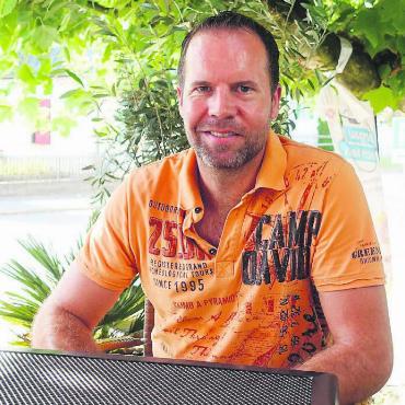 «Man muss es im ‹Födli› haben» - Thomas Hügli ist Helikopterpilot aus Leidenschaft. Wenn er sich ein Flugzeug kaufen würde, dann einen Oldtimer aus dem Zweiten Weltkrieg, beispielsweise einen Mustang P 51. Bilder: Susanne Schild / zg