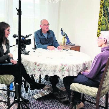 In spannende Videos eintauchen - Interview mit Madeleine Walker-Isler, gefilmt von Daniel Güntert (Mitte). Dieses Gespräch wurde rund ums aktuelle Projekt geführt. Bilder: pd