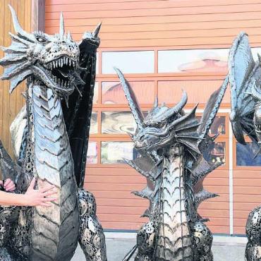 Das Beste zum doppelten Jubiläum - Peter Lötscher mit drei Metall-Drachen aus der aktuellen Kollektion. Die Fabelwesen sind derzeit bei seinen Kunden besonders gefragt. Bilder: zg
