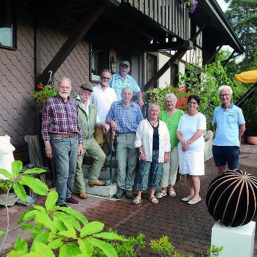 Wunderbare Oase der Kunst - Neun der zehn beteiligten Künstler beim obligaten Gruppenbild vor dem Villmerger Armenhaus (von links): Ruschy Hausmann, Carl-W. Röhrig, Urs Busslinger, André Keusch, Hans Häfeli, Verena Schiess, Françoise Rickenbacher, Susanne Gehrig und Werner Eggenberger. Bild: Chregi Hansen
