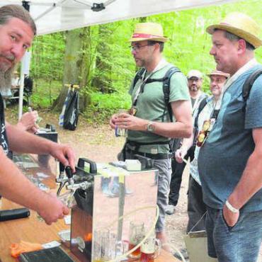 Das Bier gefeiert - Andreas Heimo (links) vom Verein «Brutal Vibration» schenkte Bier von Raben Bräu aus.