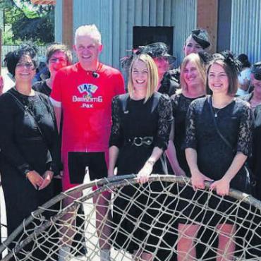 «Salzi on Tour»-Empfang - Weibliches Empfangskomitee bei «Salzi on Tour»: SRF-Moderator Rainer Maria Salzgeber mit den Frauen der Meitlisonntagvereinigung Meisterschwanden. Bild: pd