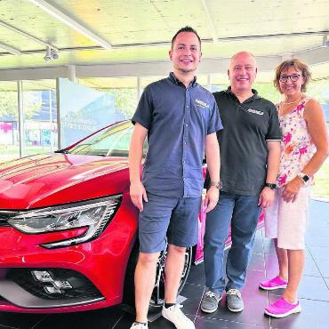Feiern bis die Reifen quitschen - Sie freuen sich über ein halbes Jahrhundert Garage Rohrbach: Joel Juchli, Dieter Juchli und Romy Rohrbach. Bild: Stefan Sprenger
