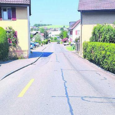 Umweg ins Zentrum nötig - Die Zentrumstrasse in Hägglingen befindet sich in einem schlechten Zustand und muss saniert werden. An der Strassenführung wird sich nichts ändern. Bild: pd