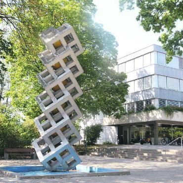 Von der Perfektion beherrscht - Martin Ruf arbeitete in der Bleichi rund drei Jahre an diesem Kunstwerk aus Aluminium und Polyester. Heute ist der Brunnen praktisch ein Wohler Wahrzeichen. Bild: Monica Rast