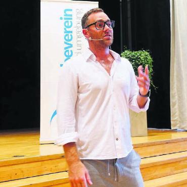 Das Leben ist ein Schulhaus - Gastredner Janick Steinmann motivert die Lehrabgänger, sich weiterzubilden.