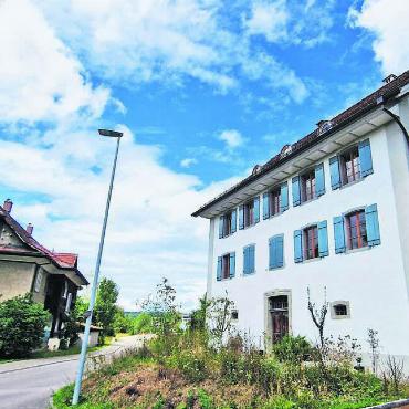Nicht mehr länger zuwarten - Das sanierte Seckelmeisterhaus (rechts) ist ein Schmuckstück, die Liegenschaft Steingasse 45 gegenüber ein Schandfleck. Bild: zg