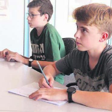 Ein Blick in die Zukunft - Aufmerksam hören die Schüler den Ausführungen über den Entwässerungstechnologen zu und machen sich Notizen.