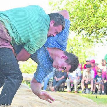 Kumpelduell im Schlussgang - Joel Strebel (links) und Andreas Döbeli im Freiämter Schlussgangduell am Homberg-Schwinget. Bild: wr