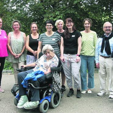 Auch im 40. Jahr erfolgreich - Das Ferienpassteam (v. l.) Sandra Ackermann, Sonja Ryser, Heike Knemeyer, Tamara Nussbaumer, Nadia Kälin, Claudia Steinmann, Caroline Markwalder, Silvia Koch, Louis Bucher und Peter Schwyter und davor Edith Breitschmid kann wieder auf einen gelungenen Sommer blicken. Bild: Vincenz Brunner