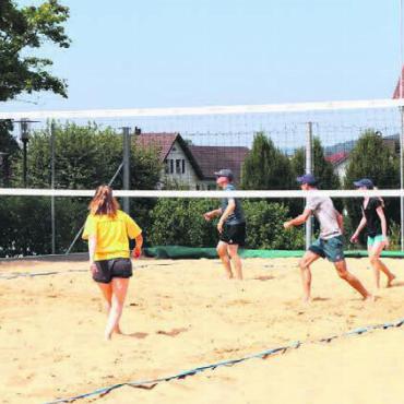 Der Ball war heiss - Sämtliche Teams kommen mit mindestens sechs Spielen voll auf ihre Kosten und zeigen ihr Können. Bild: zg