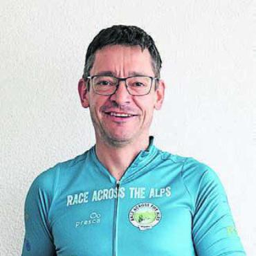 Im Kampf gegen sich selbst - Auf den Pokal und das Finishershirt ist der Merenschwander sehr stolz.
