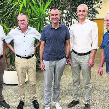 Aussicht auf tieferen Steuerfuss - Am Polit-Apéro gibt es Infos aus erster Hand: (v. l.) Lukas Jansen, Gemeindeschreiber, Roland Polentarutti, Gemeindeammann, und die Gemeinderäte Laurenz Meier, Patrick Keller und Franz Lötscher. Bilder: Britta Müller