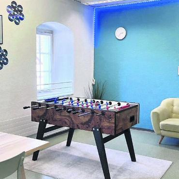 Besuchsnachmittag bei Tagesstrukturen - Das Teeniezimmer wirkt auf die Zielgruppe sehr attraktiv. Bild: zg