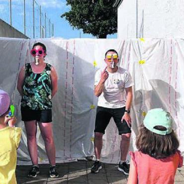 Für alle ein Gewinn - «Du musst mit der Wasserspistole nicht mich, sondern die brennende Kerze treffen.» Spass war garantiert an den verschiedenen Posten.