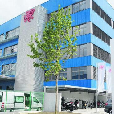 Aus fünf mach eins - Seit dem 1. April befinden sich alle Abteilungen am neuen Standort an der Nordstrasse. Hier konnte Richnerstutz viel Einfluss nehmen auf den Bau. Einzig bei der Fassadenfarbe musste man Kompromisse eingehen. Richnerstutz hätte das Gebäude lieber in Rot gehabt, die benachbarte Gelog AG als Besitzerin wollte es im gleichen Blau wie beim eigenen Firmenbau.