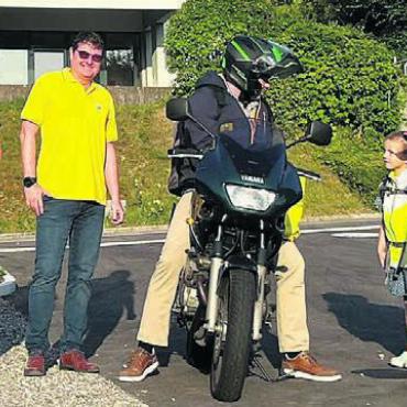 Aussergewöhnliche Kontrolle - Die Regionalpolizei Muri, der TCS und die Schulkinder kontrollierten den Verkehr. Bild: zg
