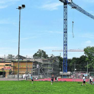 Gesamtblick der Problematik fehlt - Schule und Baustelle nebeneinander: Gegenwärtig wird im Junkholz-Schulzentrum die Turnhalle saniert (im Hintergrund). Sollte die gemeinderätliche Strategie umgesetzt werden, müsste rund um das Junkholz-Areal in drei Jahren ein weiteres Schulhaus realisiert werden. Bilder: dm