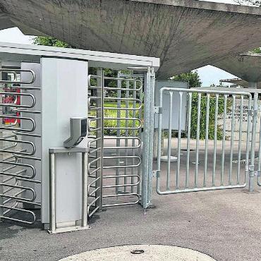 Streitpunkt Hintereingang - Kein Durchkommen für Rollstühle, Rollatoren und Kinderwagen. Der Hintereingang der Badi Wohlen. Bild: spr