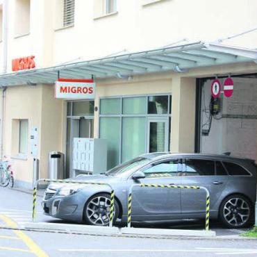Direkte Ausfahrt erwünscht - Mit einem Baugesuch soll die provisorische Tiefgaragenausfahrt bestätigt werden. Bild: mo