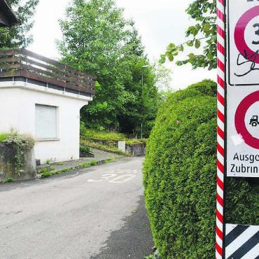 Jetzt eben Schritt für Schritt - Die Friedhofstrasse ist eine von zwei Strassen im Dorf, auf denen heute schon Tempo 30 gilt. Noch in diesem Jahr sollen weitere dazukommen. Bild: Chregi Hansen