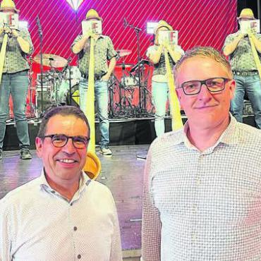 Den Rütlischwur online leisten - Zufrieden mit der gelungenen Bundesfeier: Festredner Matthias Jauslin und Gemeindeammann Arsène Perroud. Bild: wam