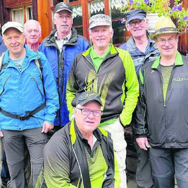 Schwingen statt wandern - Sie genossen trotz viel Regen ein wunderbares Wochenende (von links): Erich Meier, Gastgeber Dani Bösch, Kurt Heimberg, Toni Hufschmid, Hanspeter Stutz, Hans Hilfiker, Kurt Hilfiker, André Furrer, Kudi Von Felten, Markus Strebel, kniend: Thomi Moor. Bild: zg