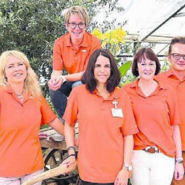 Alles tun für die Mitarbeitenden - Das OK unter der Leitung von Caroline Schneider (2. v. links) überrascht das Reusspark-Team jeden Monat mit einem neuen Anlass – was die Mitarbeitenden sehr schätzen.