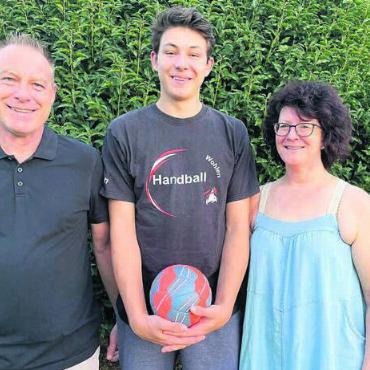 Verrückt nach Handball - Vater Thomas und Mutter Barbara haben ihre Leidenschaft zum Handball dem Sohn Joshua mitgegeben. Bilder: zg/awa