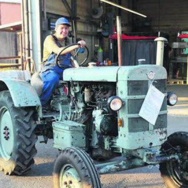Schritt für Schritt wieder ins Leben - Der 70-jährige Hanomag-Traktor wird nur zu speziellen Gelegenheiten angelassen.