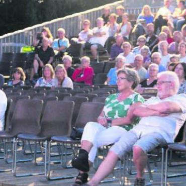 Wie eine grosse Familie - Die Schauspielerin Esther Gemsch erzählt von ihren Drehtagen in «Die goldenen Jahre».