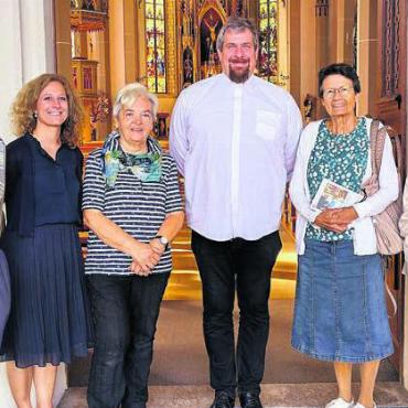 Ein Hauch von «Heiligland» - Pater Marc-Stephan Giese (Mitte) mit Gläubigen in Villmergen, Katechetin Cornelia Pfiffner, Zweite von links. Bild: zg
