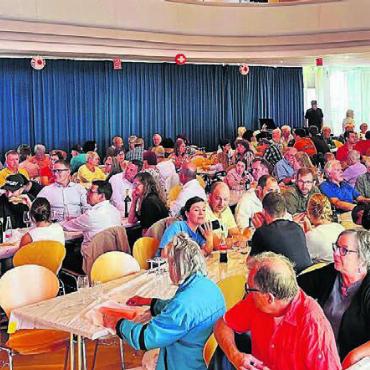 Den Rütlischwur online leisten - Die Verlegung wegen Regen hatte Einfluss auf die Besucherzahl: Nicht alle Stühle im Casino-Saal waren besetzt.