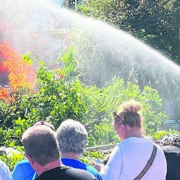 «Sie gehört zu den Besten» - Schnell kann das Feuer vom Haus auf den durch den heissen Sommer ausgetrockneten Garten übergreifen – die Feuerwehr Rietenberg zeigt, wie sie mit dieser Situation umgeht.