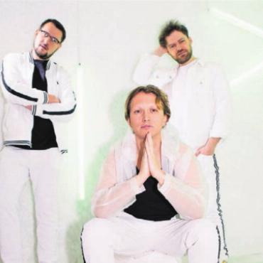 Es ist angerichtet - Musikalische Reise rund um die Welt: Aus Australien kommen «The Dreggs» (links) nach Wohlen, «Komfortrauschen» (Mitte) stammt aus Berlin und Sängerin Mariana Da Cruz aus Brasilien. Bilder: zg