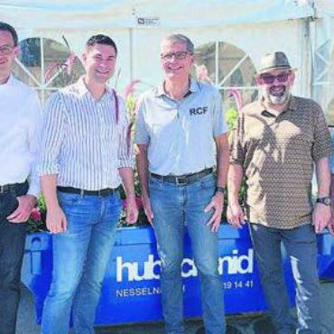 Damit die Räder greifen können - Zu Gast am Herbstanlass der SVP Niederwil (von links): Nationalratskandidat Christoph Hagenbuch, Ständeratskandidat Benjamin Giezendanner, Hans Hubschmid, Hubschmid AG Nesselnbach, Adrian Gratwohl, Präsident SVP Niederwil, und Guido Hufschmid vom Mattenhof Nesselnbach. Bild: zg
