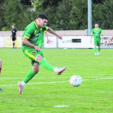 Mutschellen schlägt sich selber - Luca Merendino zieht ab und bringt Mutschellen mit 1:0 in Führung. Im Anschluss nutzen die Freiämter ihre Chancen aber zu wenig und verlieren das Duell gegen den 2.-Liga-Meister. Bild: Astrid Moser