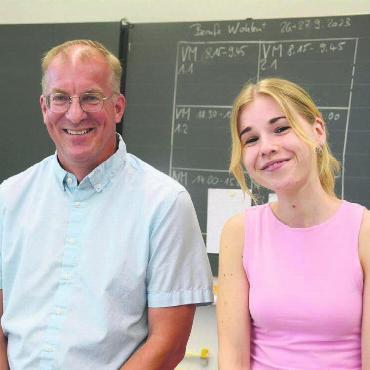 In der Schule hat sich viel verändert - Stefan Peterhans aus Wohlen unterrichtet an der Sekundarschule in Villmergen, Jessica Cadisch im Kindergarten im gleichen Ort. Bei diesem Gespräch sind sich die beiden Lehrpersonen erstmals begegnet. Bild: Chregi Hansen
