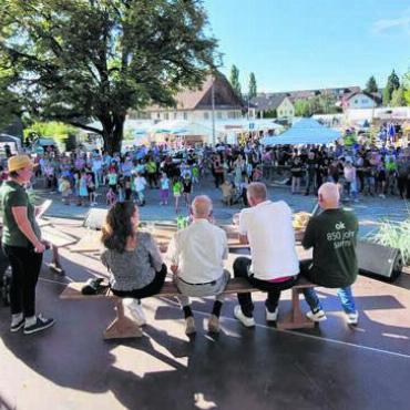 Petrus zum Ehrenbürger ernannt - Schon bei der Eröffnung am Freitagnachmittag mit dem Dialog der Generationen war der Besucherandrang gross. Wie an allen drei Tagen war es auch dabei sonnig und warm. «Petrus scheint Teil des OKs zu sein», so die Feststellung dazu.
