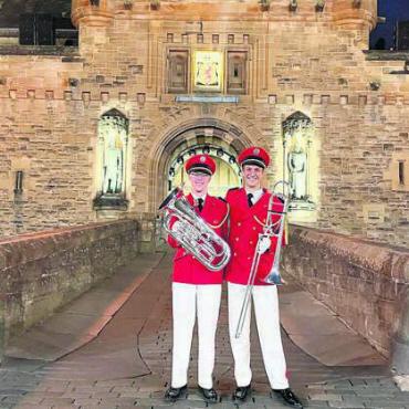 WK der speziellen Art - Geniessen die Zeit in Schottland: Christian Kleiner (links) und Sandro Müller vor dem Edinburgh Castle.
