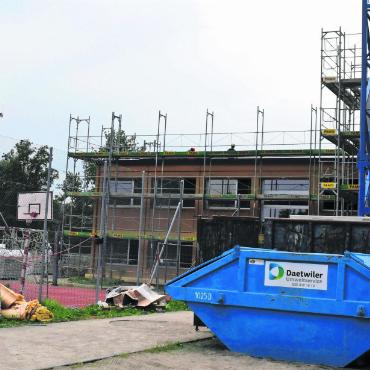 «Strategie garantiert Flexibilität» - Baustelle Schulzentrum Junkholz. Gegenwärtig wird die Turnhalle saniert (Bild), bald erfolgt die Erneuerung des Schulhauses, und in drei Jahren sollte laut Strategie im Gebiet ein weiteres, neues Schulhaus stehen. Bilder: Archiv